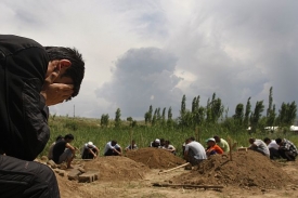 Uzbečtí muži během pohřbu.